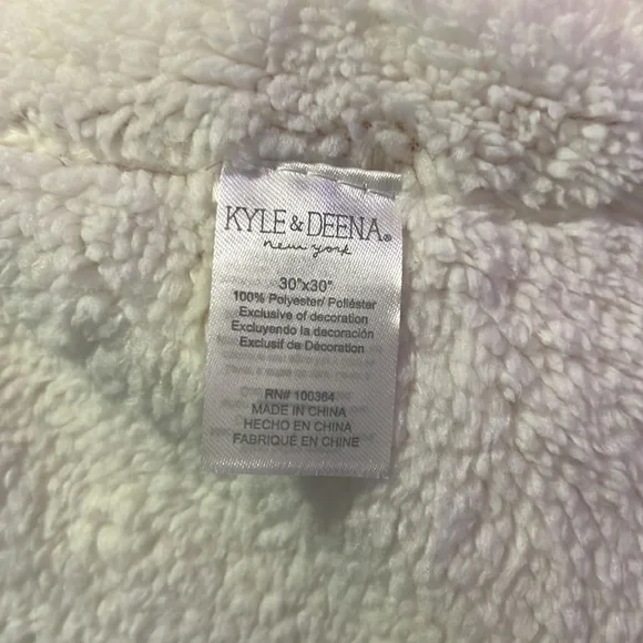 Kyle&Deena New York Plush Blanket - Picture 2 of 2